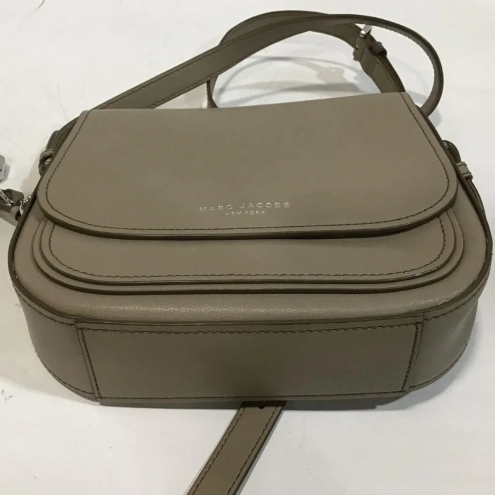 Women’s Marc Jacobs Taupe Pebbled Leather Crossbody Bag with Modern Flap Design - Picture 5 of 7